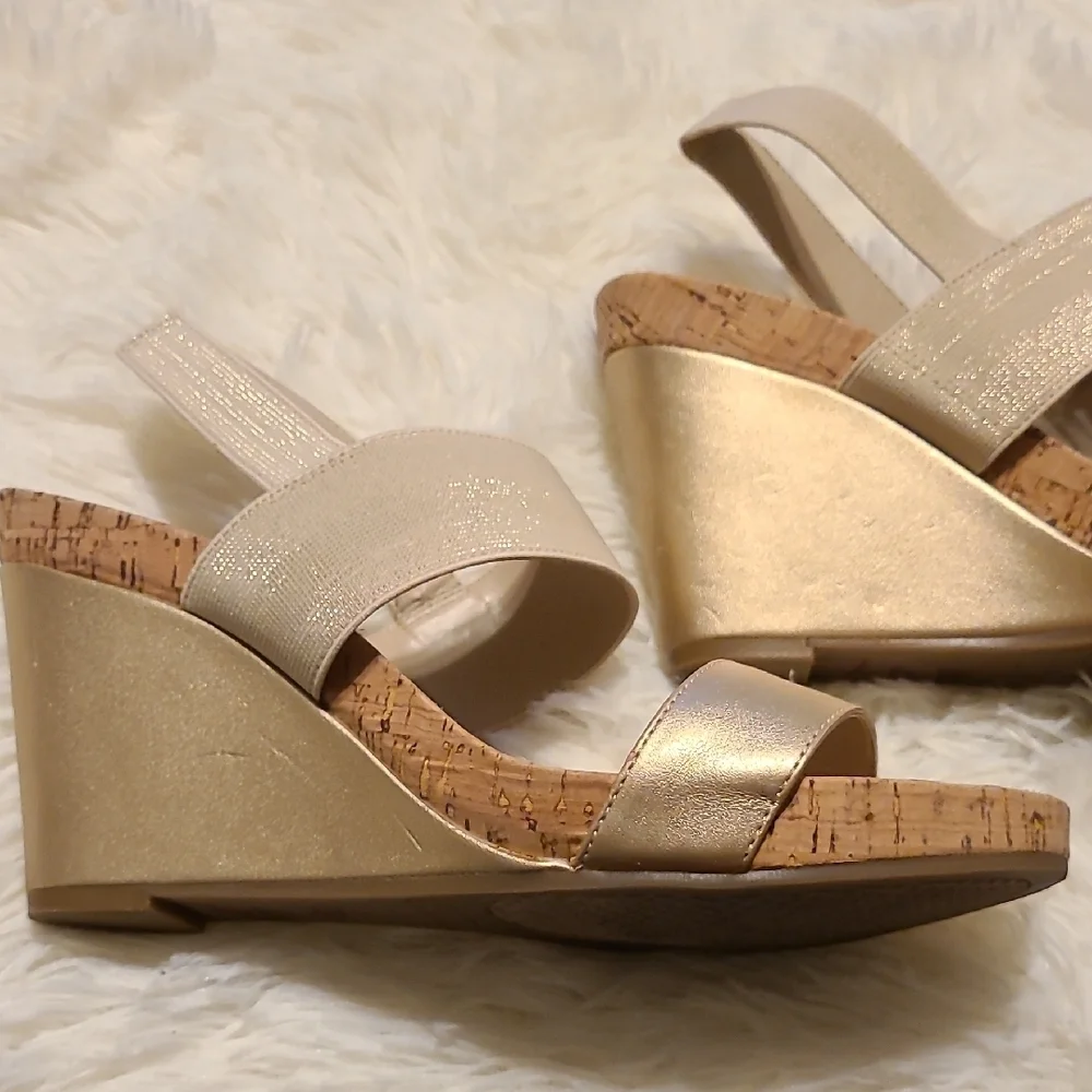 AEROSOLES Women's Gold and Tan Wedge‎ 4